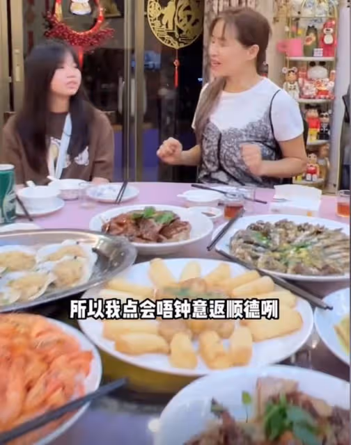 港星麥家琪攜女兒回內地!隔離完後吃大餐,11歲愛女長相甜美可人