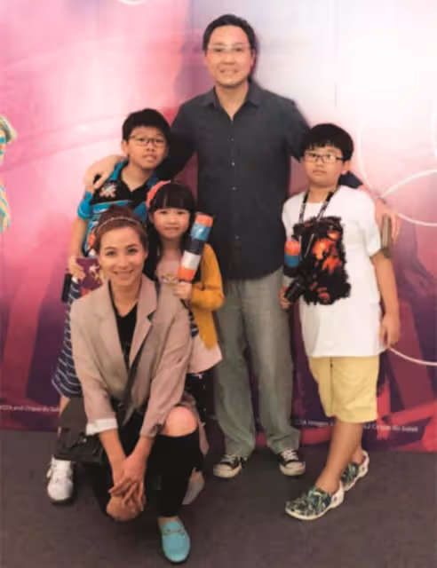 港星麥家琪攜女兒回內地!隔離完後吃大餐,11歲愛女長相甜美可人