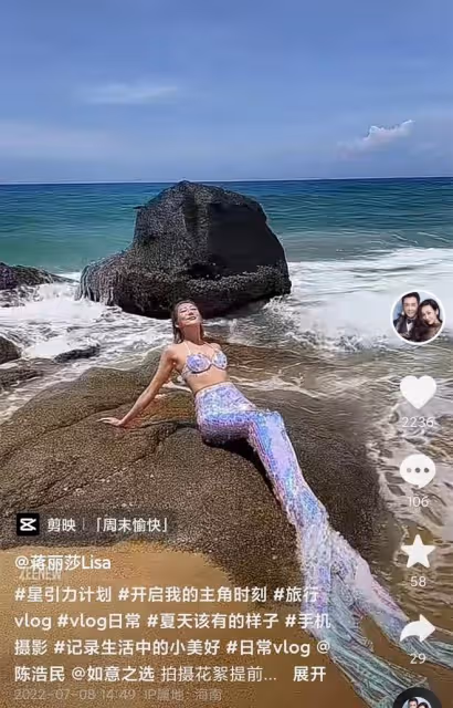 陳浩民36歲妻子海邊拍照!穿泳裝扮美人魚,好身材不像生過4個娃