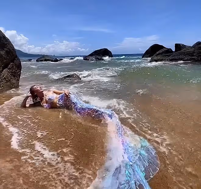 陳浩民36歲妻子海邊拍照!穿泳裝扮美人魚,好身材不像生過4個娃