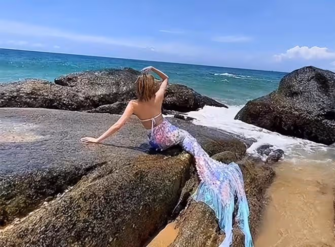 陳浩民36歲妻子海邊拍照!穿泳裝扮美人魚,好身材不像生過4個娃
