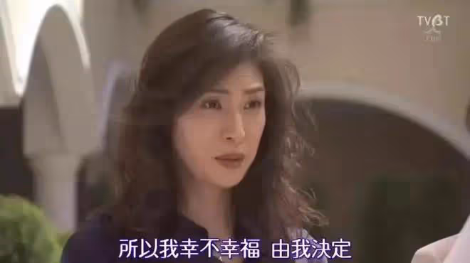她雌雄同體,55歲宣布一輩子不結婚,如今一個人獨居,太爽了!