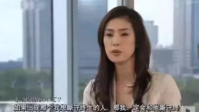 她雌雄同體,55歲宣布一輩子不結婚,如今一個人獨居,太爽了!