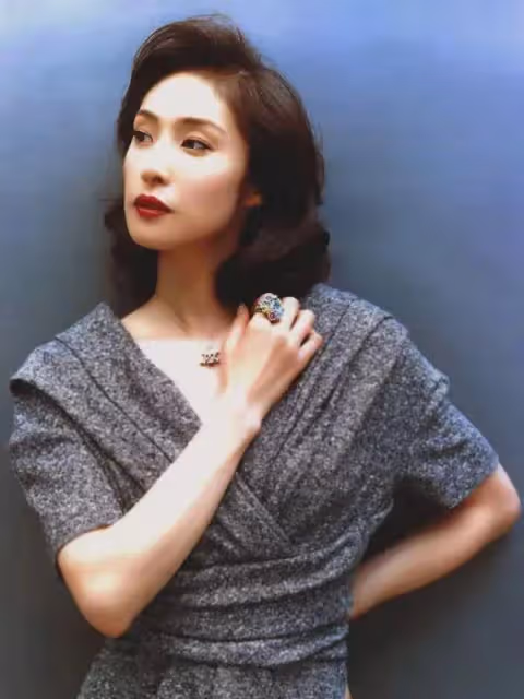 她雌雄同體,55歲宣布一輩子不結婚,如今一個人獨居,太爽了!