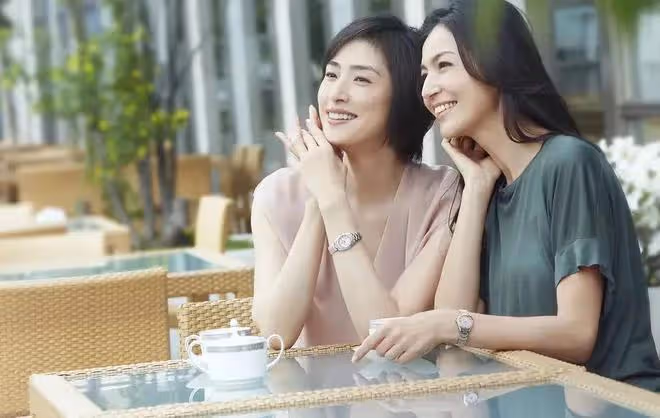 她雌雄同體,55歲宣布一輩子不結婚,如今一個人獨居,太爽了!