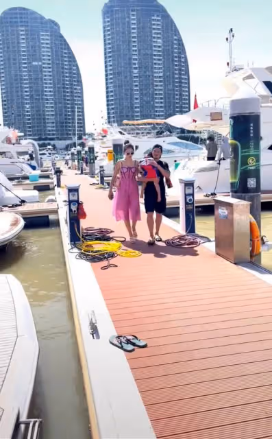 嘎子攜一家四口坐遊艇出海,老婆身材火辣白得發光,倆兒子神似爸