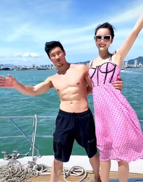 嘎子攜一家四口坐遊艇出海,老婆身材火辣白得發光,倆兒子神似爸