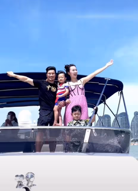 嘎子攜一家四口坐遊艇出海,老婆身材火辣白得發光,倆兒子神似爸