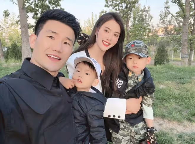 嘎子攜一家四口坐遊艇出海,老婆身材火辣白得發光,倆兒子神似爸