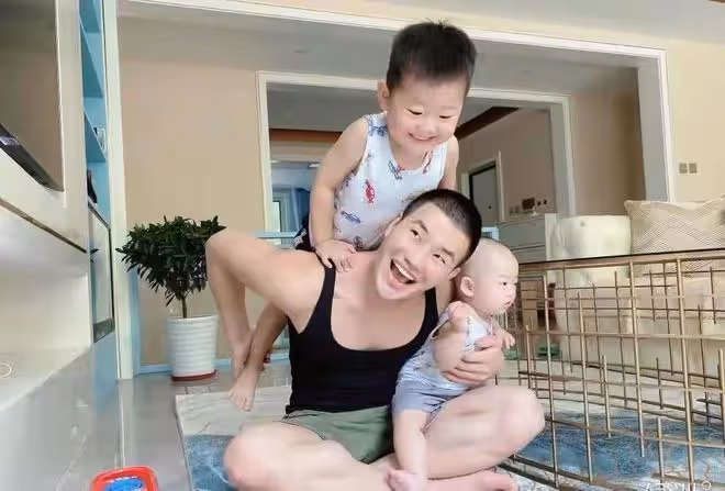嘎子攜一家四口坐遊艇出海,老婆身材火辣白得發光,倆兒子神似爸