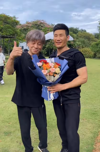 嘎子攜一家四口坐遊艇出海,老婆身材火辣白得發光,倆兒子神似爸