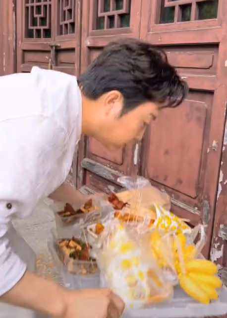 李玉剛蹲路邊吃小吃,狼吞虎咽還直接上手,為護食一把推開助理