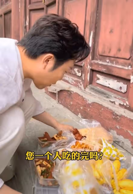 李玉剛蹲路邊吃小吃,狼吞虎咽還直接上手,為護食一把推開助理