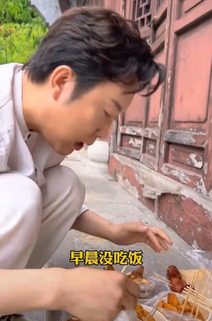 李玉剛蹲路邊吃小吃,狼吞虎咽還直接上手,為護食一把推開助理