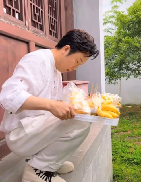 李玉剛蹲路邊吃小吃,狼吞虎咽還直接上手,為護食一把推開助理