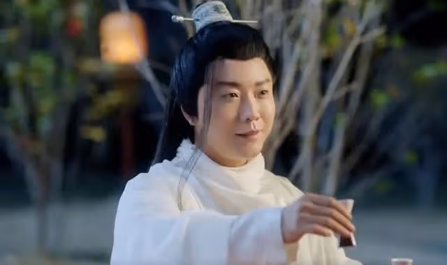 李玉剛蹲路邊吃小吃,狼吞虎咽還直接上手,為護食一把推開助理