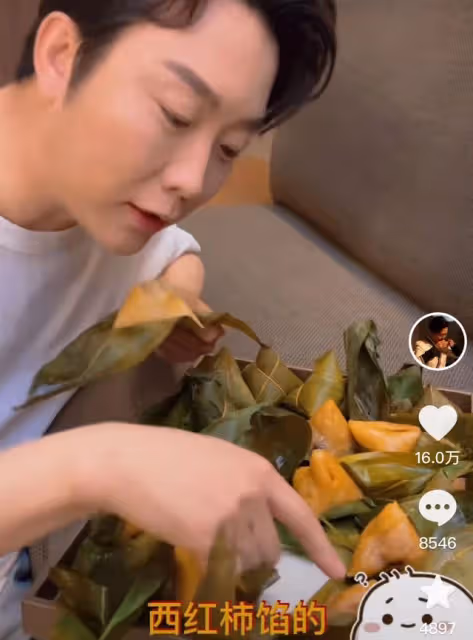 李玉剛蹲路邊吃小吃,狼吞虎咽還直接上手,為護食一把推開助理