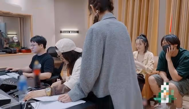 齊溪王傳君認愛後首度同框!男方低調現身浪姐3,甜蜜陪伴好恩愛