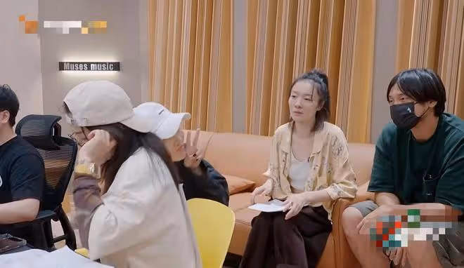 齊溪王傳君認愛後首度同框!男方低調現身浪姐3,甜蜜陪伴好恩愛