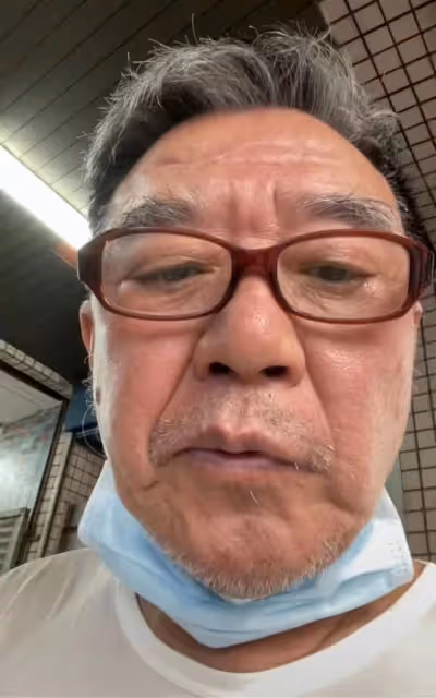 李立群畫家妻子罕露面!滿頭白髮仍優雅,夫妻倆吃路邊攤接地氣