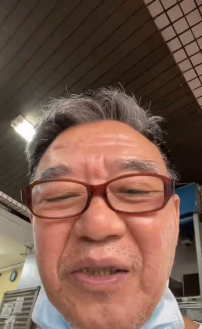 李立群畫家妻子罕露面!滿頭白髮仍優雅,夫妻倆吃路邊攤接地氣