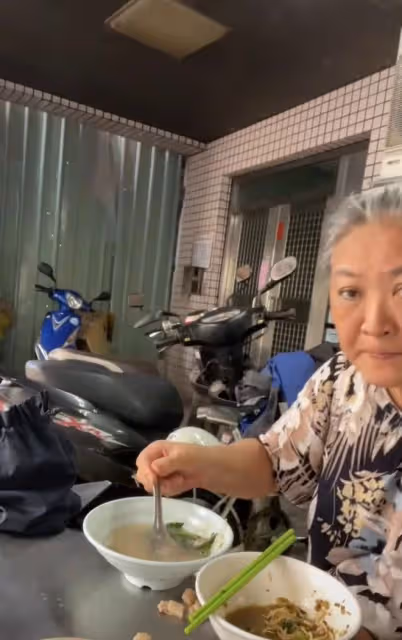李立群畫家妻子罕露面!滿頭白髮仍優雅,夫妻倆吃路邊攤接地氣