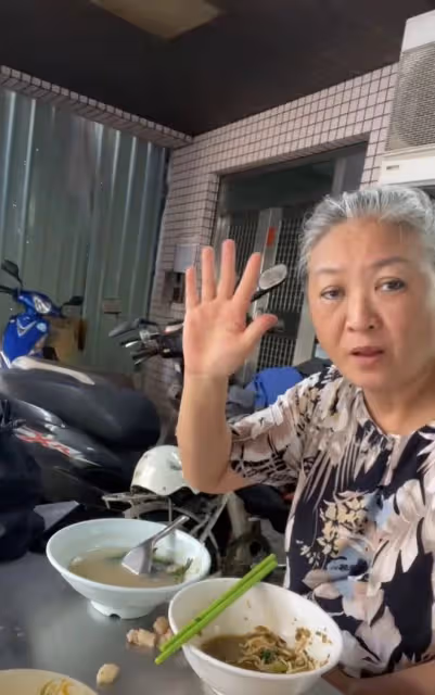 李立群畫家妻子罕露面!滿頭白髮仍優雅,夫妻倆吃路邊攤接地氣