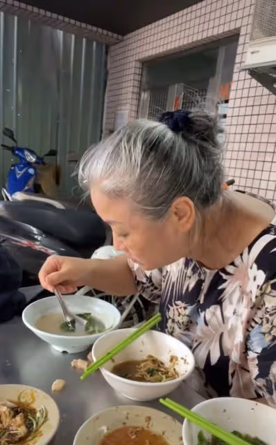李立群畫家妻子罕露面!滿頭白髮仍優雅,夫妻倆吃路邊攤接地氣
