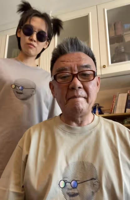 李立群畫家妻子罕露面!滿頭白髮仍優雅,夫妻倆吃路邊攤接地氣