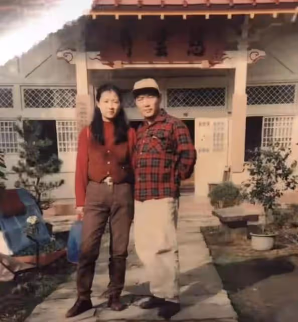 李立群畫家妻子罕露面!滿頭白髮仍優雅,夫妻倆吃路邊攤接地氣