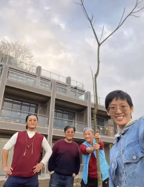 李立群畫家妻子罕露面!滿頭白髮仍優雅,夫妻倆吃路邊攤接地氣