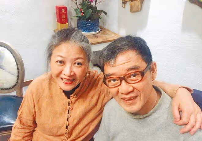 李立群畫家妻子罕露面!滿頭白髮仍優雅,夫妻倆吃路邊攤接地氣