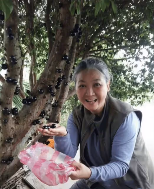 李立群畫家妻子罕露面!滿頭白髮仍優雅,夫妻倆吃路邊攤接地氣