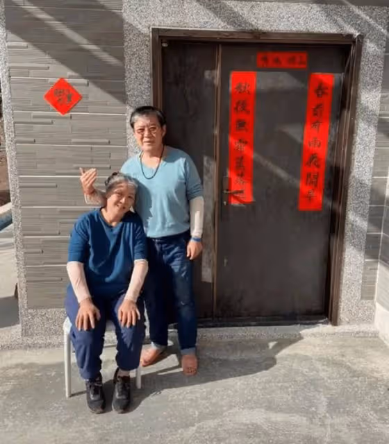 李立群畫家妻子罕露面!滿頭白髮仍優雅,夫妻倆吃路邊攤接地氣