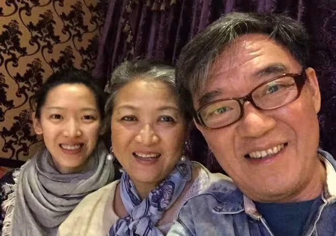 李立群畫家妻子罕露面!滿頭白髮仍優雅,夫妻倆吃路邊攤接地氣