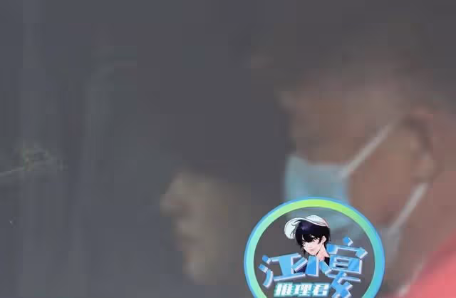 周冬雨身體疑不適,與助理前往私人診所,神情苦澀倚靠對方身上