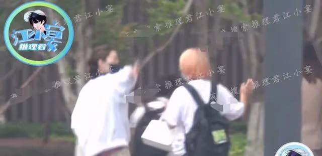 周冬雨身體疑不適,與助理前往私人診所,神情苦澀倚靠對方身上