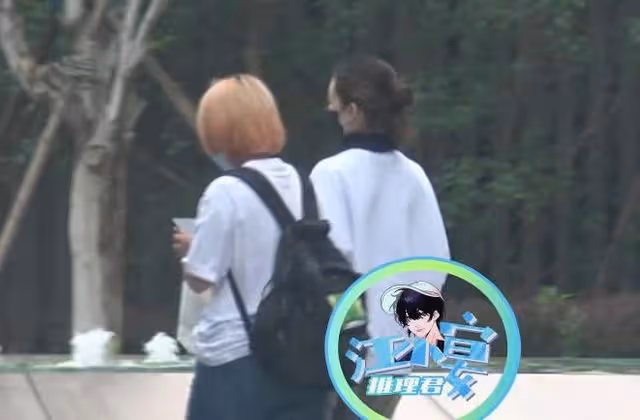 周冬雨身體疑不適,與助理前往私人診所,神情苦澀倚靠對方身上