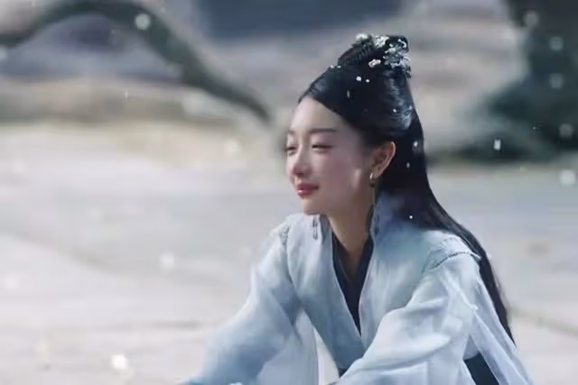 周冬雨身體疑不適,與助理前往私人診所,神情苦澀倚靠對方身上