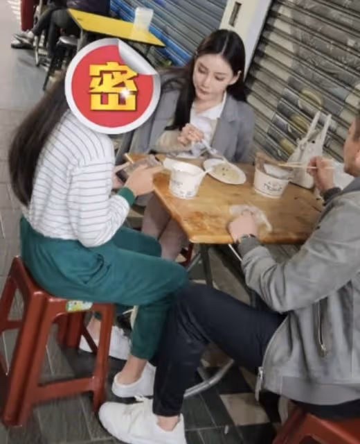 汪小菲帶女友和女兒吃飯,不是什麼高級餐廳,而是接地氣的路邊攤