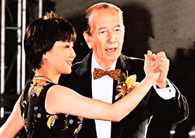 何鴻燊梁安琪昔日跳舞畫面:舞姿優美靈動,四太像只飛舞的蝴蝶