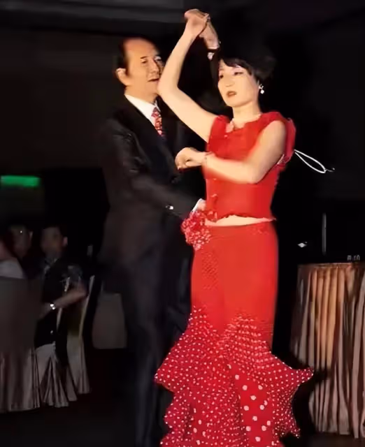 何鴻燊梁安琪昔日跳舞畫面:舞姿優美靈動,四太像只飛舞的蝴蝶