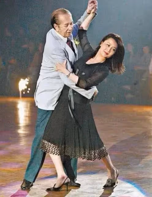 何鴻燊梁安琪昔日跳舞畫面:舞姿優美靈動,四太像只飛舞的蝴蝶