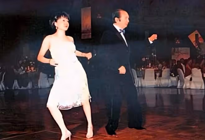 何鴻燊梁安琪昔日跳舞畫面:舞姿優美靈動,四太像只飛舞的蝴蝶