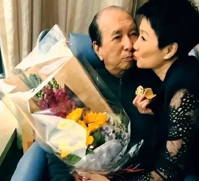 何鴻燊梁安琪昔日跳舞畫面:舞姿優美靈動,四太像只飛舞的蝴蝶