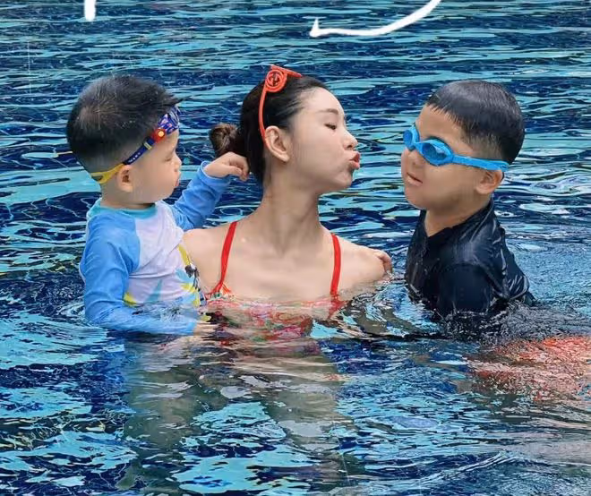 李小萌王雷假期帶娃游泳,倆兒子胖嘟嘟超可愛,一個像媽一個像爸