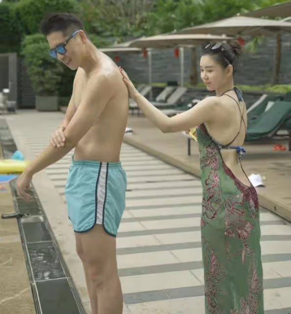 李小萌王雷假期帶娃游泳,倆兒子胖嘟嘟超可愛,一個像媽一個像爸