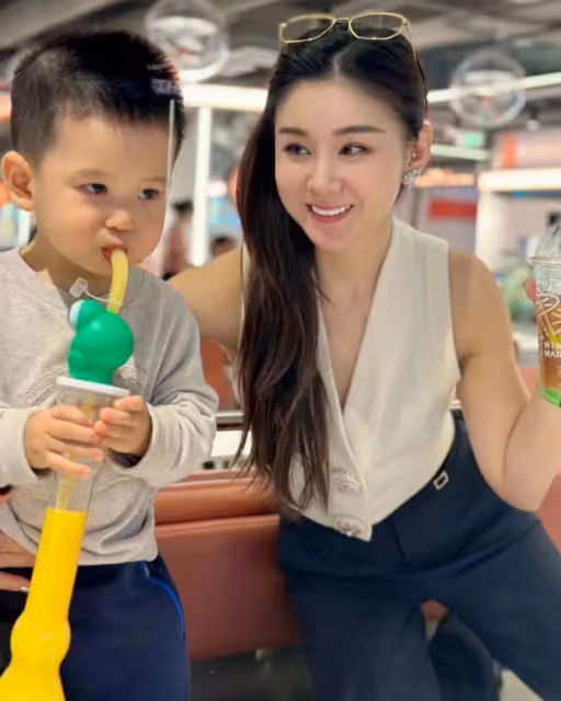 李小萌王雷假期帶娃游泳,倆兒子胖嘟嘟超可愛,一個像媽一個像爸