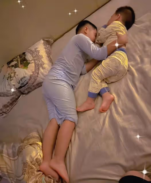 李小萌王雷假期帶娃游泳,倆兒子胖嘟嘟超可愛,一個像媽一個像爸
