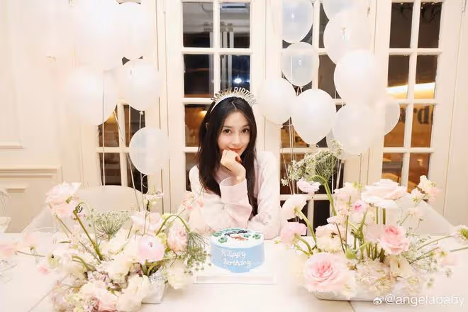 楊穎曬35歲生日照,與父母兒子罕見同框,小海綿露正臉像爸又像媽